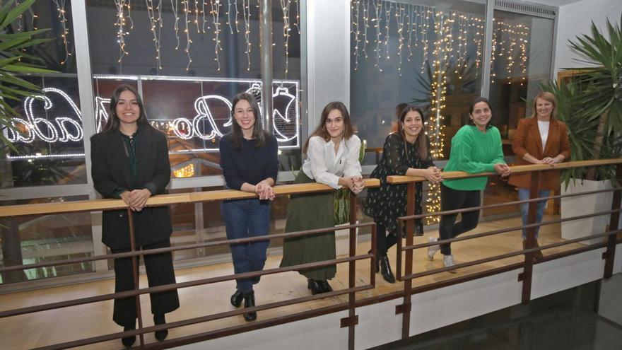De izquierda a derecha, Selene González (concejala de Educación), Antía Martínez, Clara González,  Carla Alonso, Yolanda Rodríguez y Loli Castiñeira (alcaldesa).   | // ANXO GUTIÉRREZ
