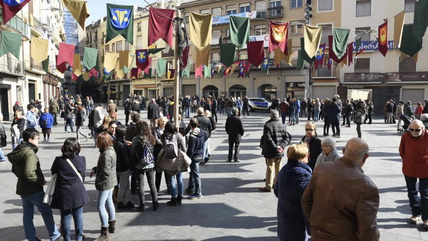 Un centenar de persones es concentren a la plaça Major contra el judici