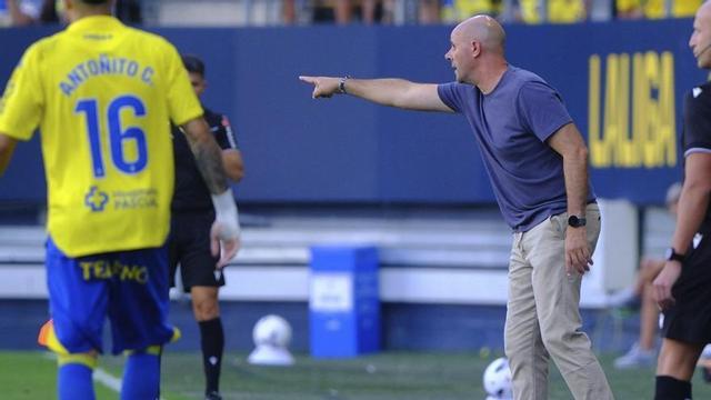 El técnico morracense del filial del Celta realiza una indicación durante el transcurso del partido de ayer en el campo del Cádiz. | LOF