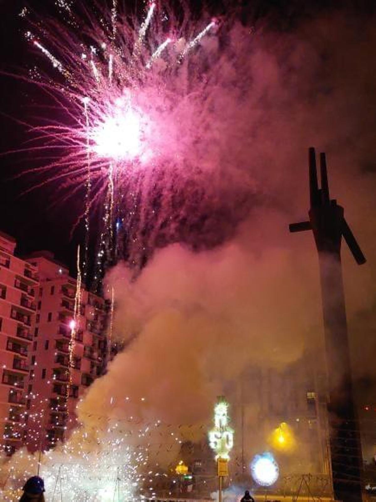 Uno de los eventos pirotécnicos que ha organizado la peña Espartans del Foc en la plaza Mayor de Mislata.