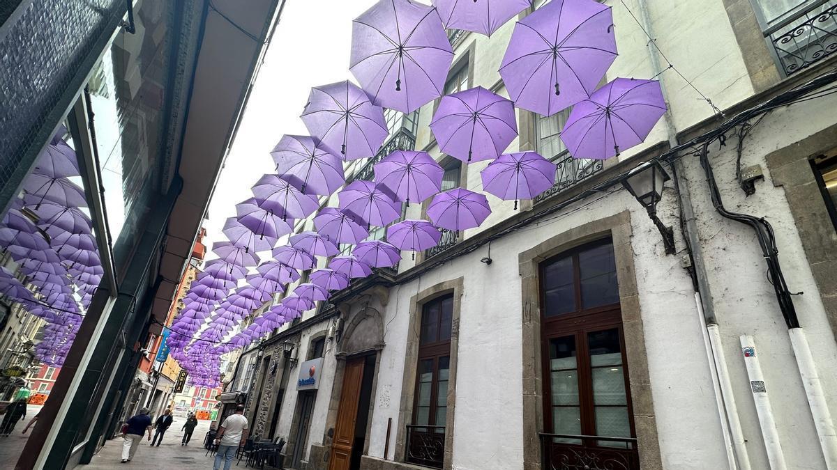 La calle Crucero, con los paraguas morados.