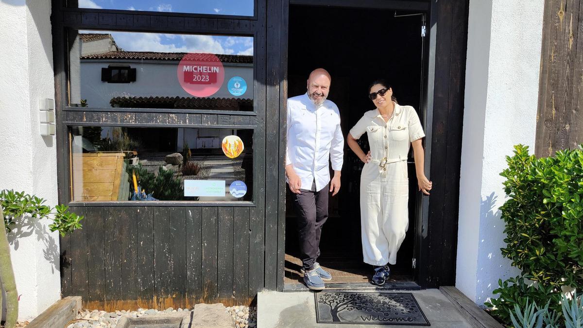 Andrés Torres y Sandra Pérez, en la puerta de Casa Nova.