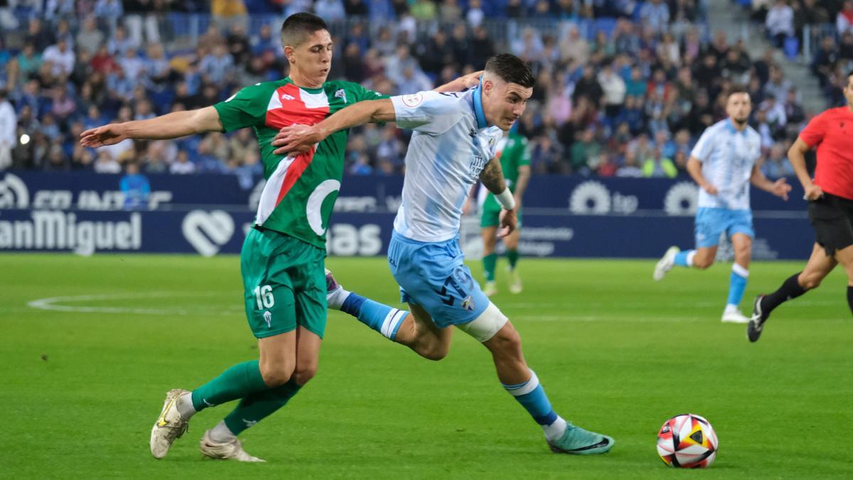 Un lance de Roberto en el encuentro entre el Málaga CF y el Alcoyano en La Rosaleda.