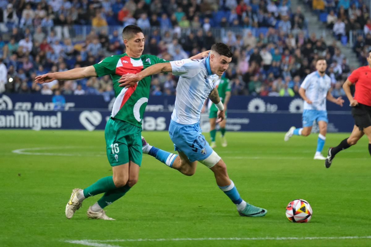 Un lance del encuentro entre el Málaga CF y el Alcoyano en La Rosaleda.