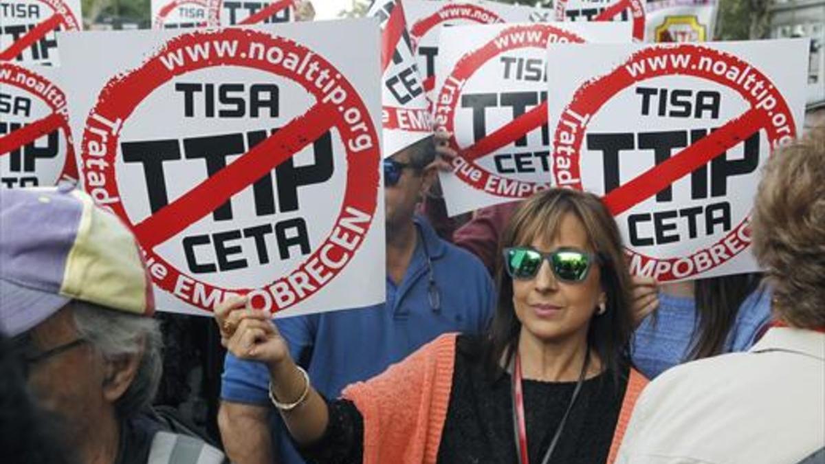 Participantes en la manifestación contra los tratados de libre comercio con EEUU y Canadá que se celebró el sábado pasado en Madrid.