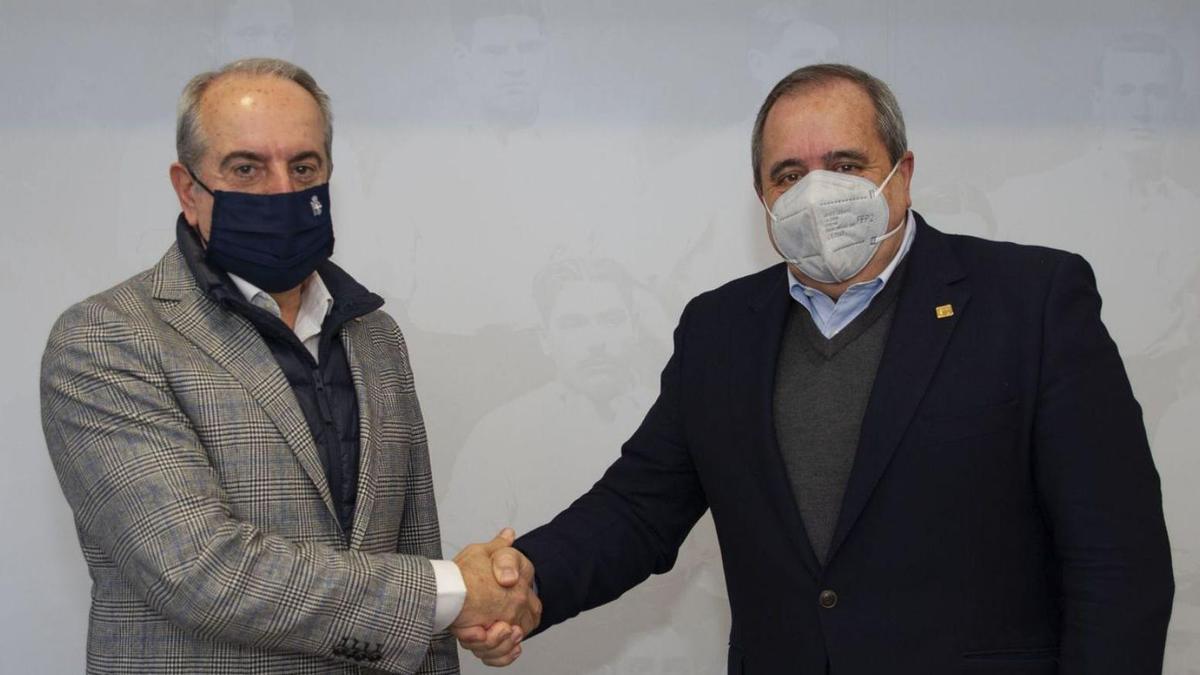 Antonio Couceiro y Manuel Vázquez, ayer, tras la firma del nuevo convenio entre Deportivo y AFAC. |  // RCD