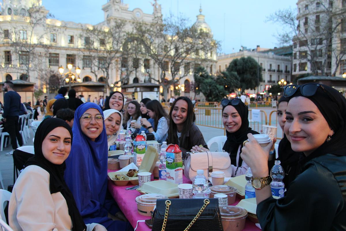 Iftar realizado en 2023 en la plaza del Ayuntamiento.