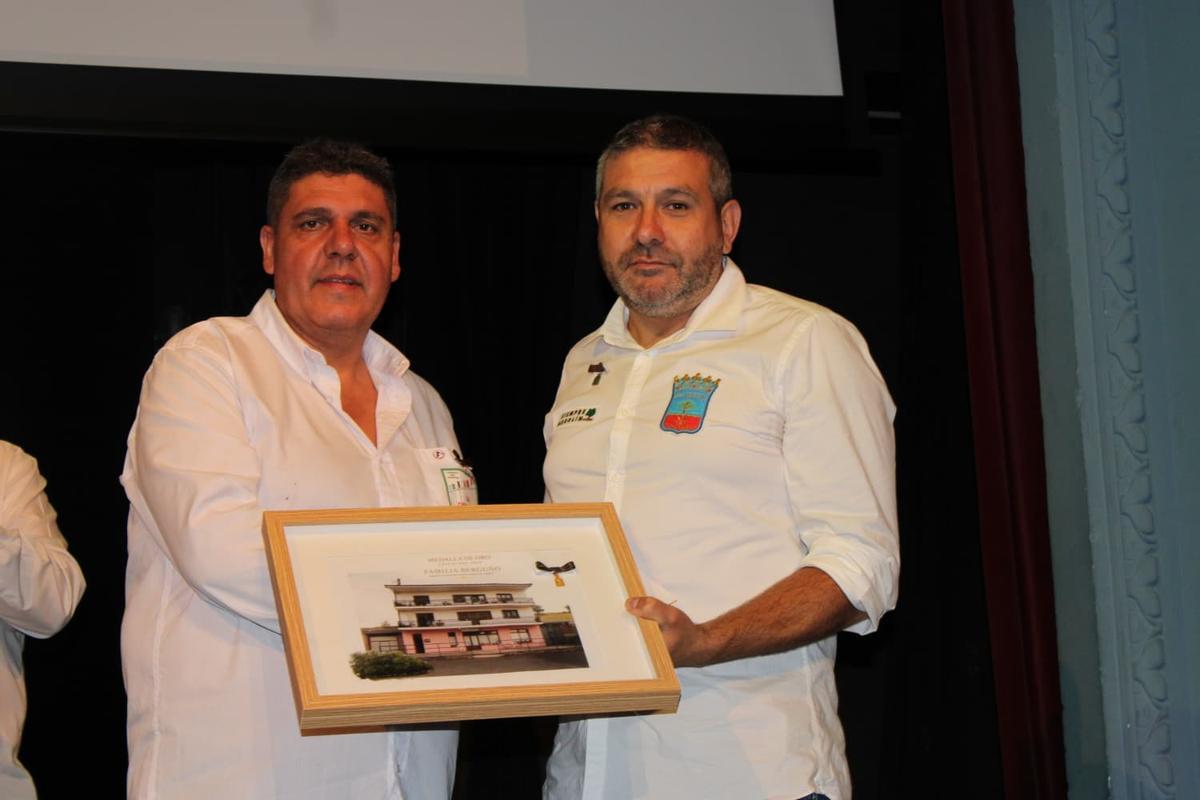 El presidente de la sociedad, Luis Martínez Tejón, entrega la Medalla de Oro a José Berguño.