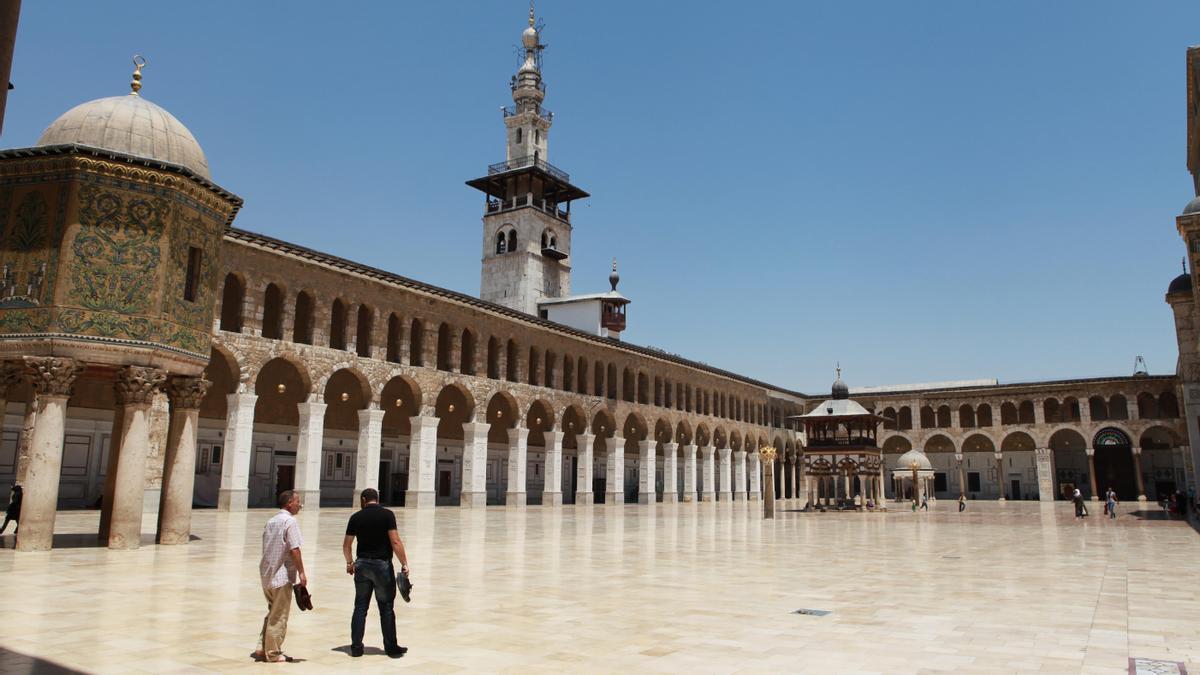 Varias personas en la Gran Mezquita de Damasco.