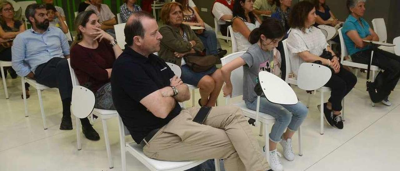 Participantes en la jornada sobre la enfermedad celíaca, ayer, en O Gorgullón. // Rafa Vázquez