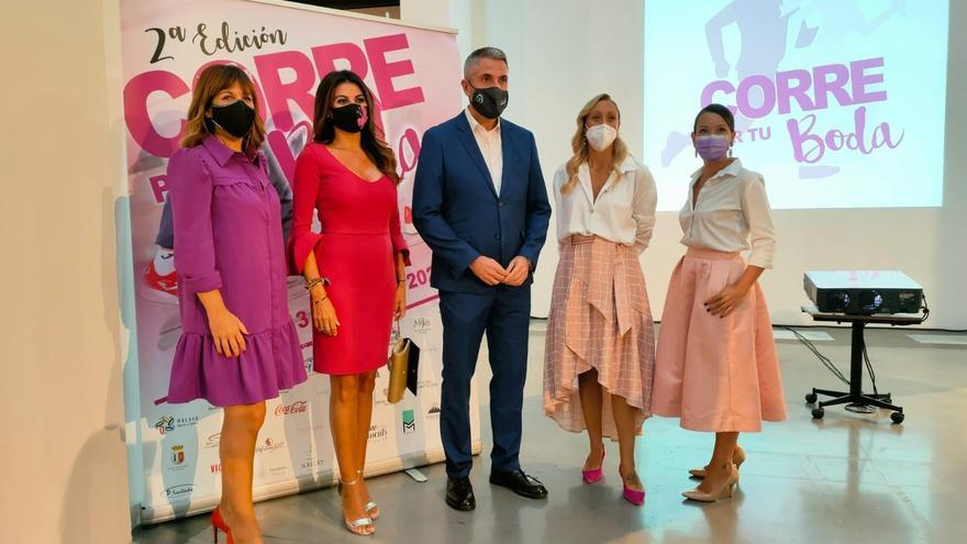 La delegada territorial de Turismo, junto con el vicepresidente de la Diputación en la presentación 'Corre por tu boda'