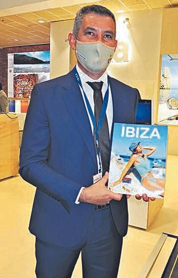 El director Insular de Turismo, Juan Miguel Costa, con un ejemplar. 