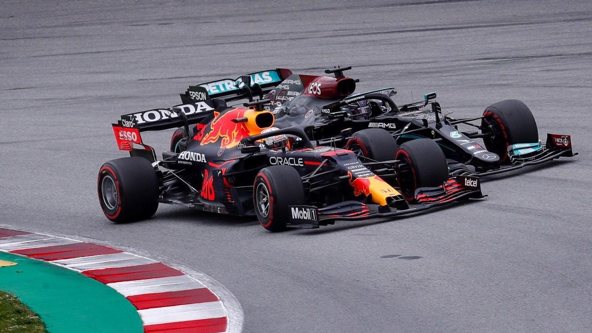 Una imagen de una batalla entre Max Verstappen y Lewis Hamilton.