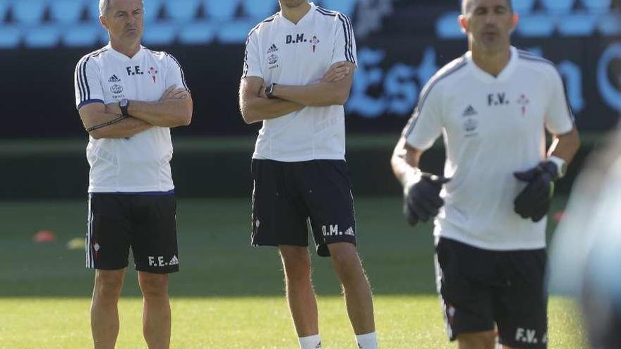 Fran Escribá, junto a David Martínez (técnico asistente), con Nando Villa en primer término. // Ricardo Grobas