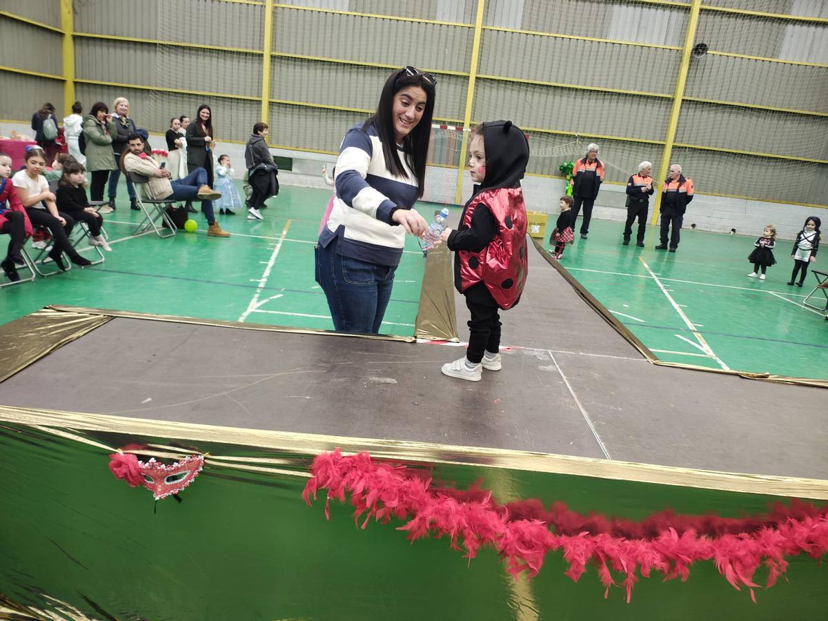 EN IMÁGENES: Salas y Láneo celebran el carnaval con un desfile de disfraces y un concurso de casadiellas