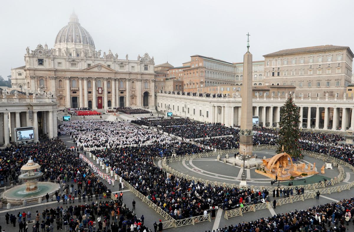 Los fieles asisten al funeral del ex Papa Benedicto en la Plaza de San Pedro en el Vaticano.