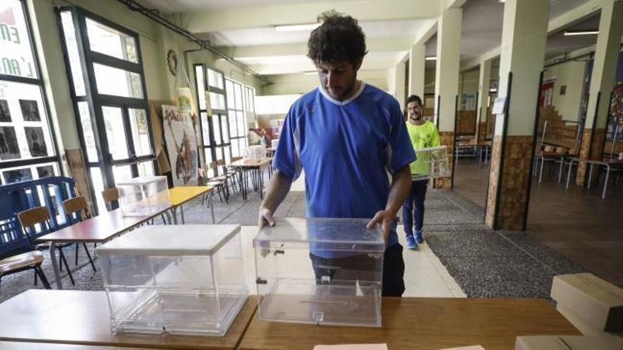 Así se preparan los colegios y locales electorales asturianos para la cita del 28-A
