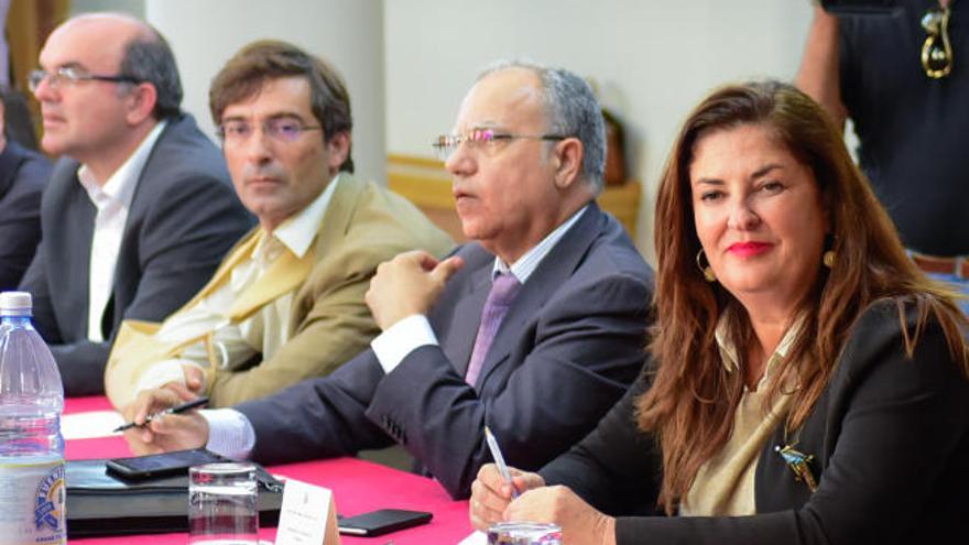 Belén Allende, junto a Casimiro Curbelo, Pedro San Ginés y Anselmo Pestana.