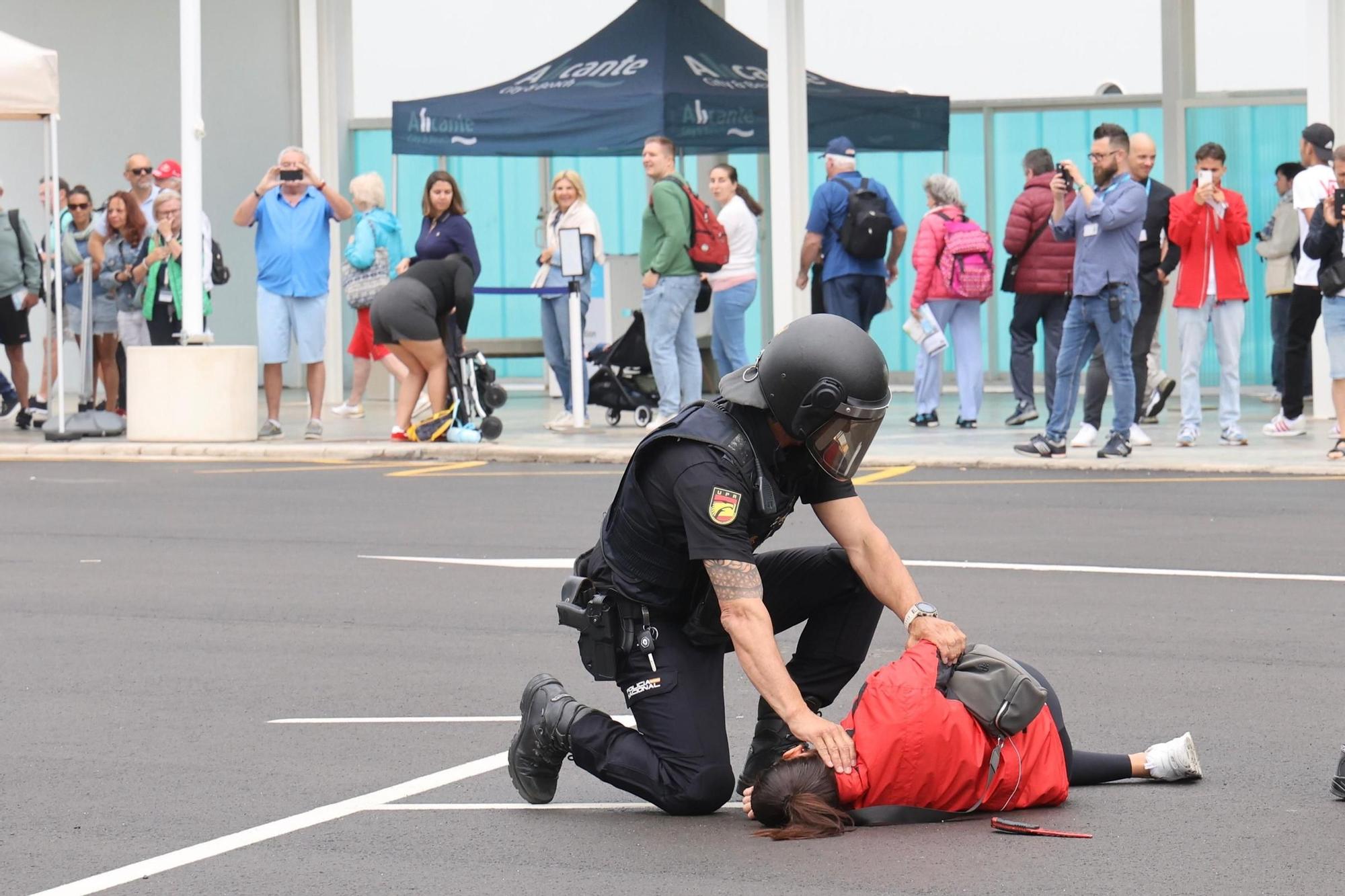 Simulacro de atentado terrorista realizado por la Policía armada en el puerto de Alicante