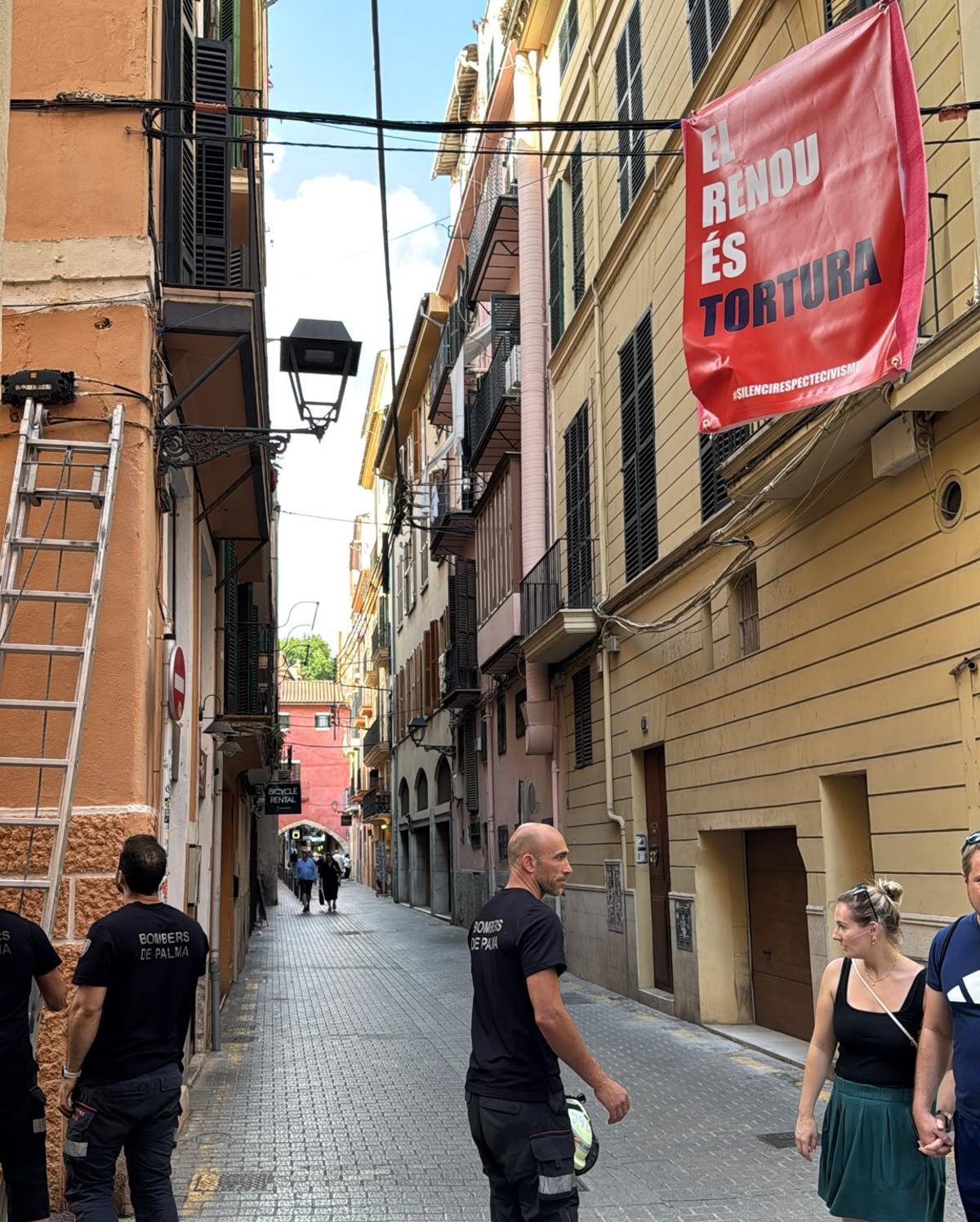 Intervención de los Bomberos de Palma para retirar los carteles por los que Cort ha multado a la asociación de vecinos de sa Llotja