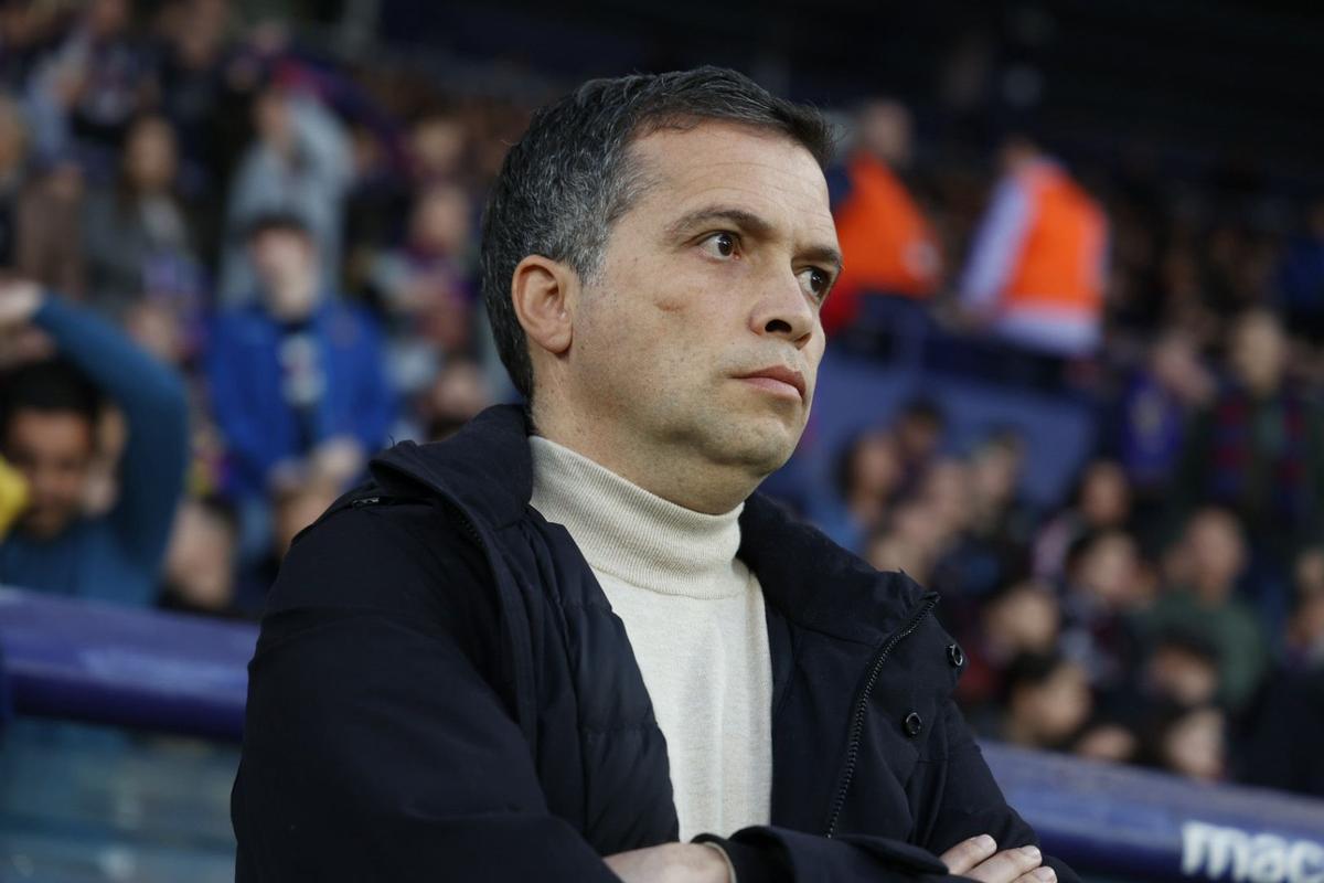 Luis Castro, entrenador del Levante, ante el Valencia.