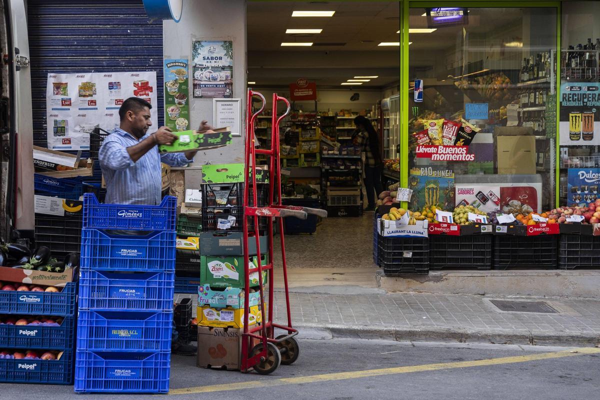 Satinder en su tienda de alimentación en Chiva, un año después de la dana.