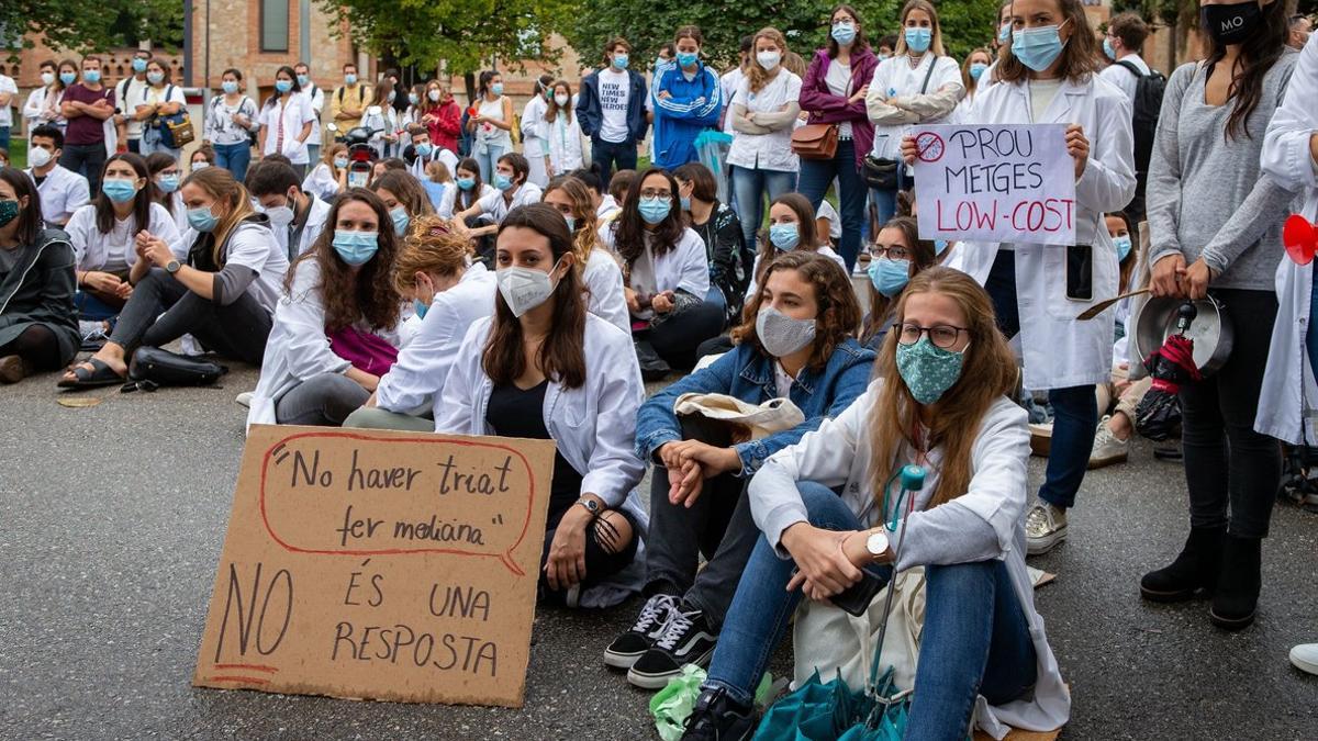 Concentración de médicos internos residentes delante de la Consellería de Salud, 2 octubre 2020