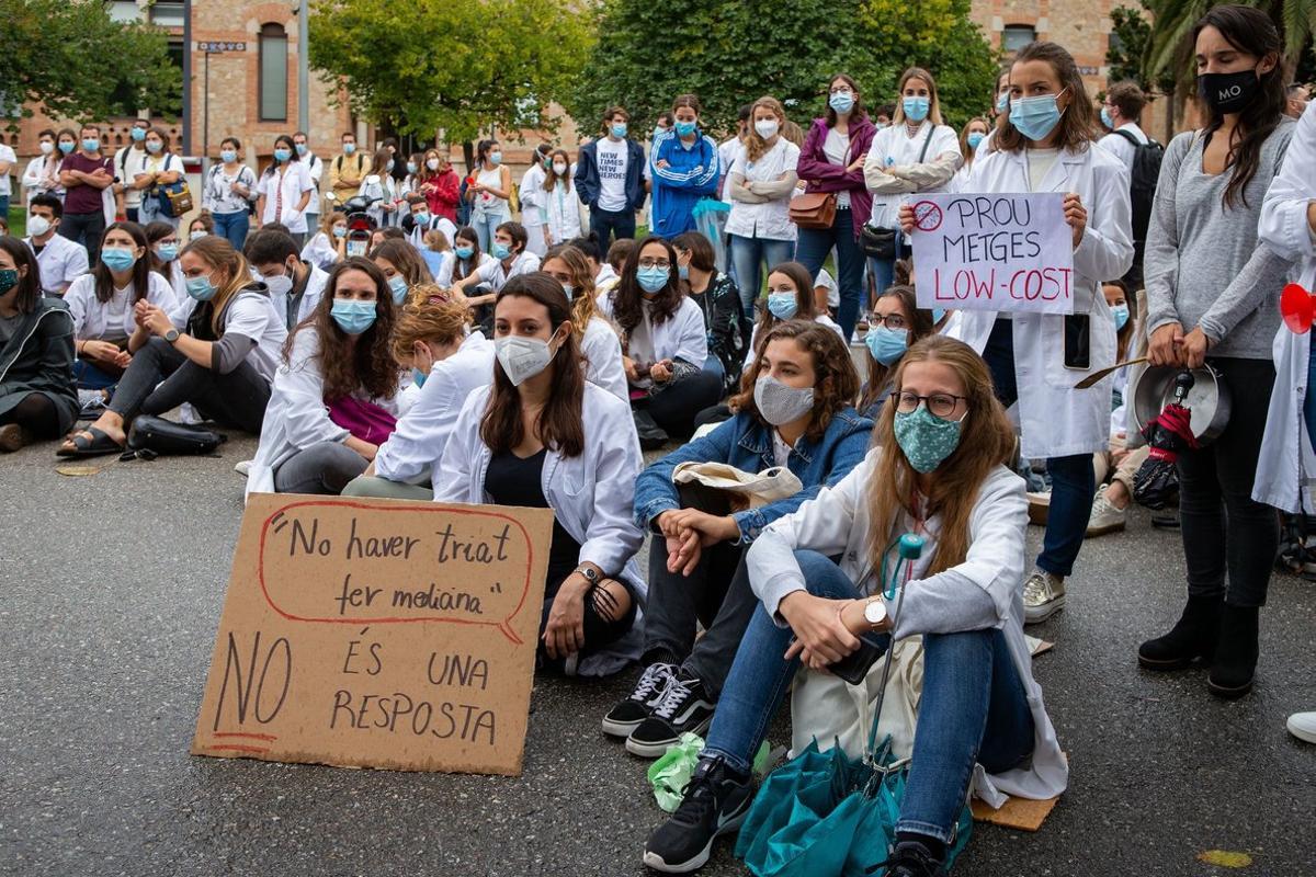 GRAFCAT2444. BARCELONA, 02/10/2020.- Decenas de médicos internos residentes (MIR) se han concentrado esta mañana ante la consellería de Salud en el octavo y último día de la huelga que llevan a cabo para reivindicar mejoras en la formación, sus derechos laborales y la retribución que perciben. EFE/Enric Fontcuberta