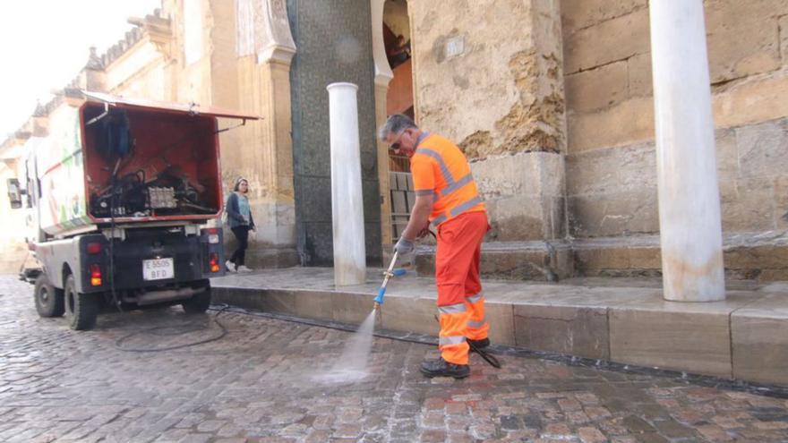 Labores de limpieza junto a la Mezquita-Catedral.