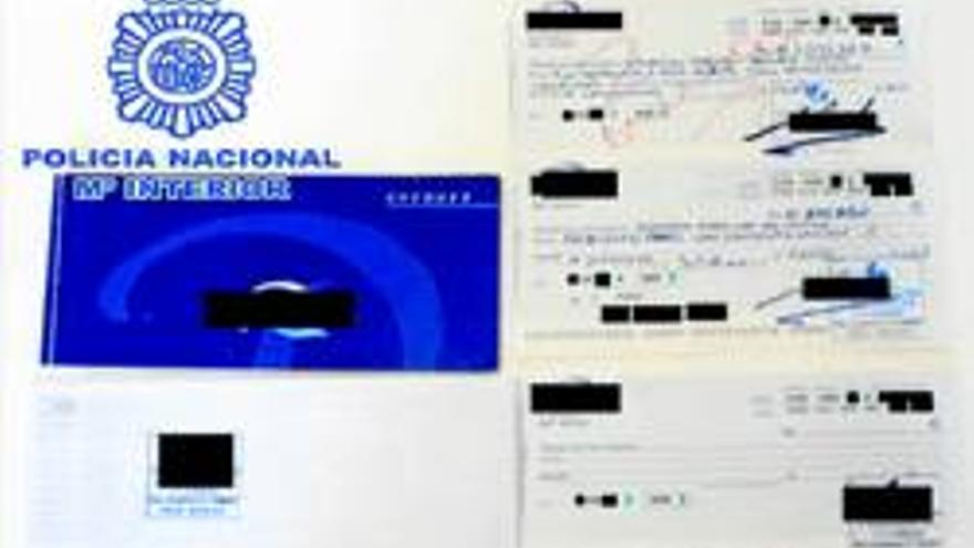 Detenido por intentar cobrar dos cheques falsos en un banco