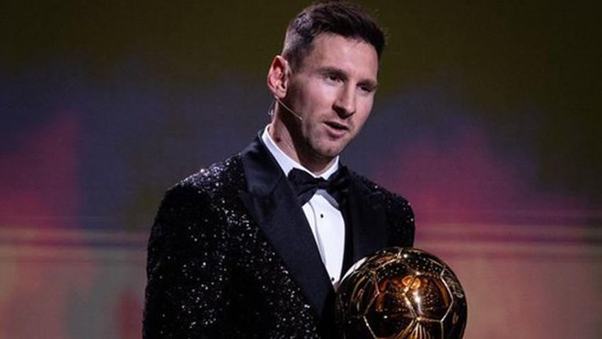 Messi, con el Balón de Oro 2021.