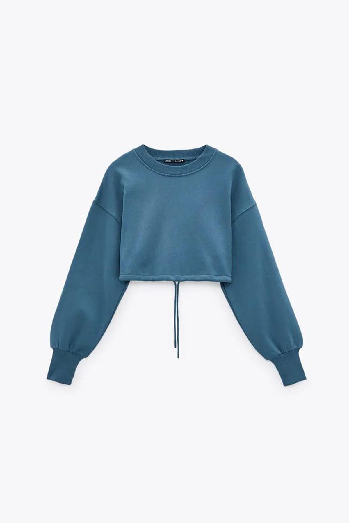 Sudadera 'cropped' azul, de Zara