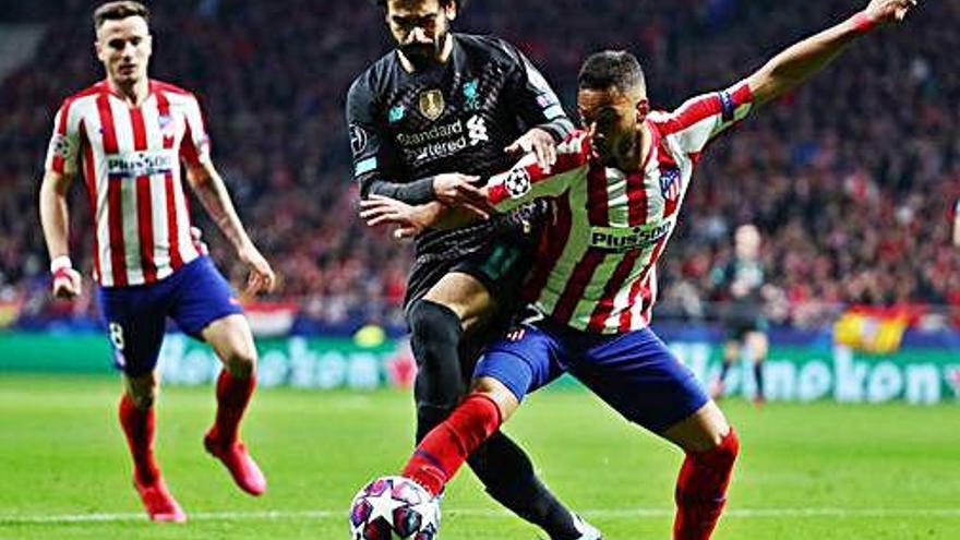 Lodi y Salah pugnan por un balón en el encuentro entre el Atlético y el Liverpool.