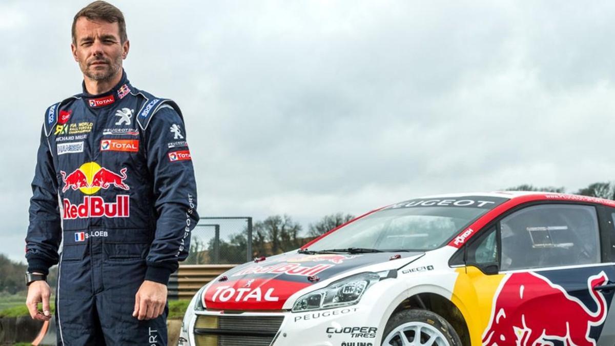 Sebastien Loeb, posando con su coche en el Circuit