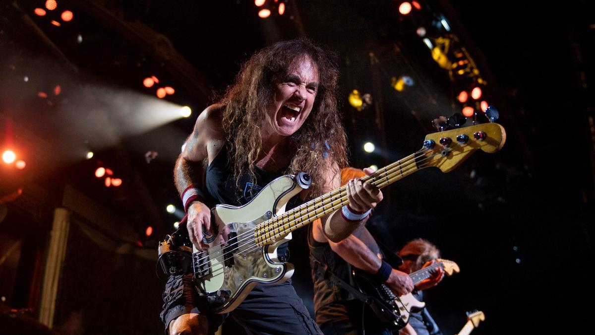 Steve Harris, bajista y líder de Iron Maiden, durante un concierto.