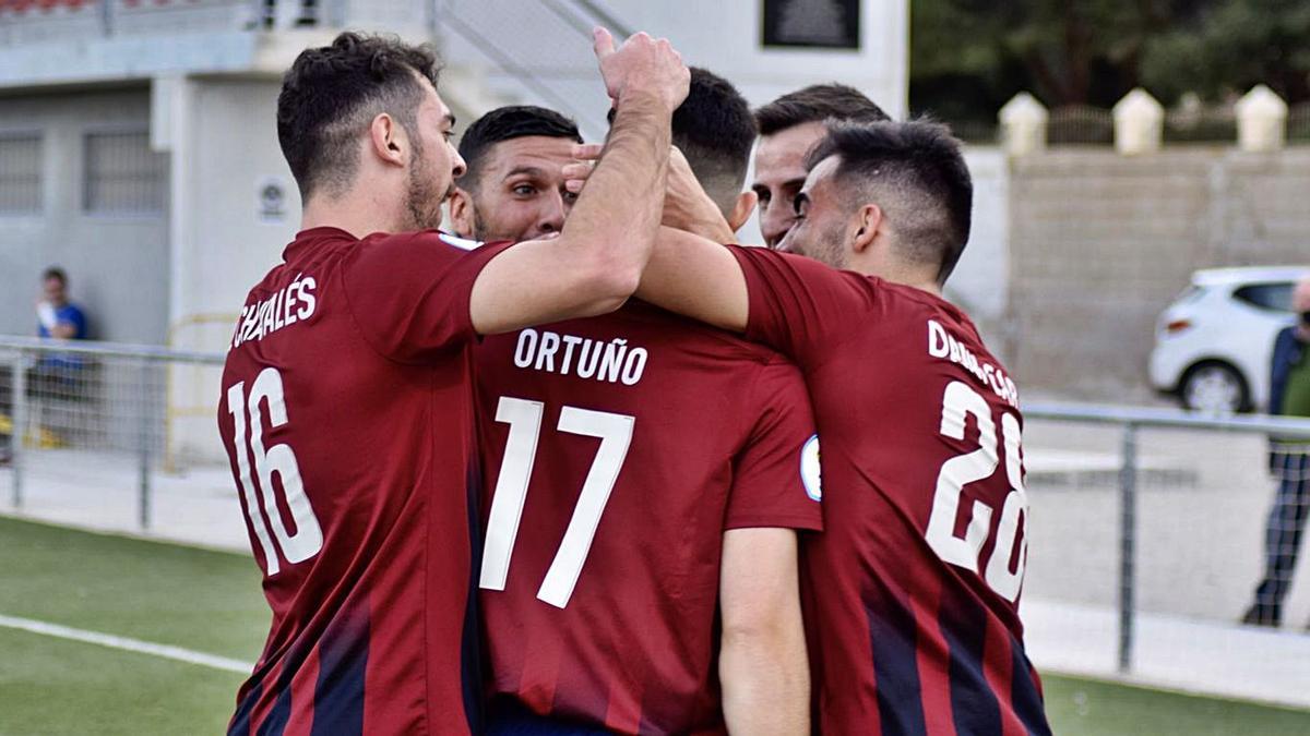 Los jugadores del Eldense, líder del grupo, celebran un gol. | CD  ELDENSE