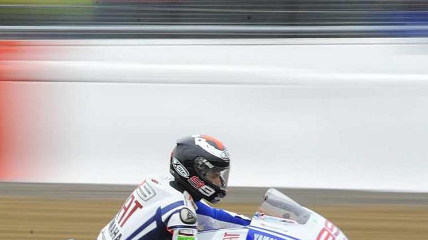 Jorge Lorenzo levanta su moto tras los entrenamientos de ayer.