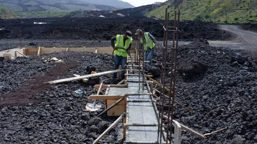 Los técnicos realizan mediciones para la construcción de viviendas