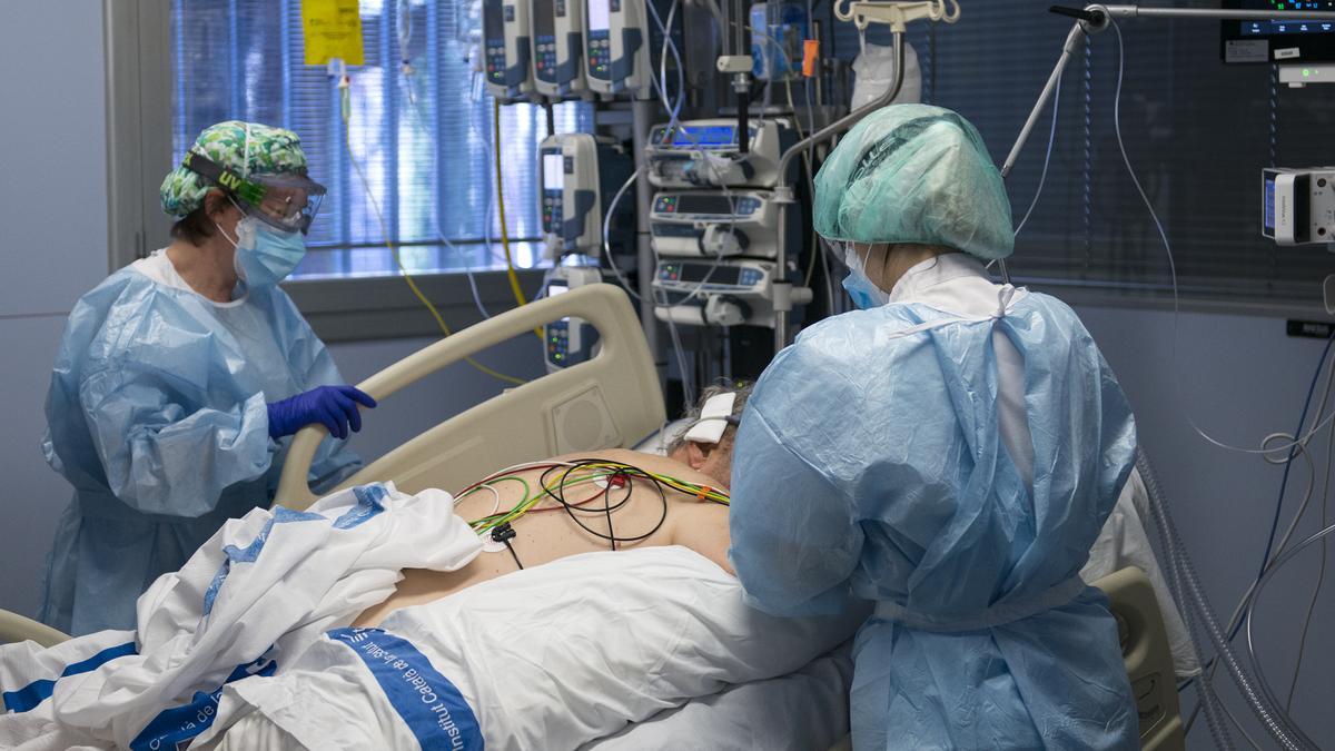 Personal sanitario atiende a un paciente de coronavirus en una UCI en un hospital.