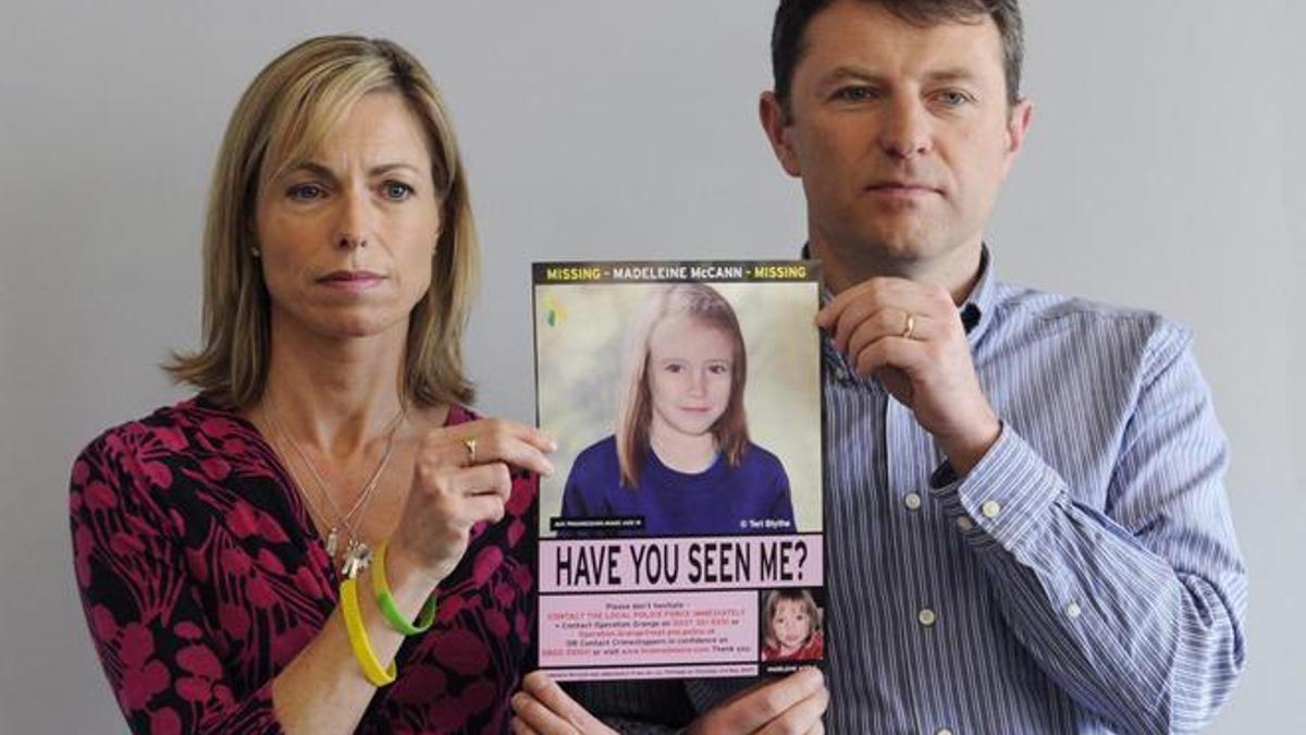 Fotografía de archivo que muestra a Kate McCann (i) y su marido, Gerry McCann, sujetando un cartel con una fotografía de su hija desparecida en 2007, Madeleine McCann