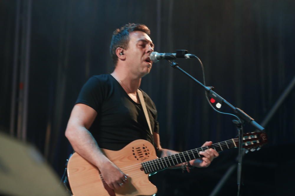 Un momento del concierto  de Alborán en la Plaza de Toros de Alicante.