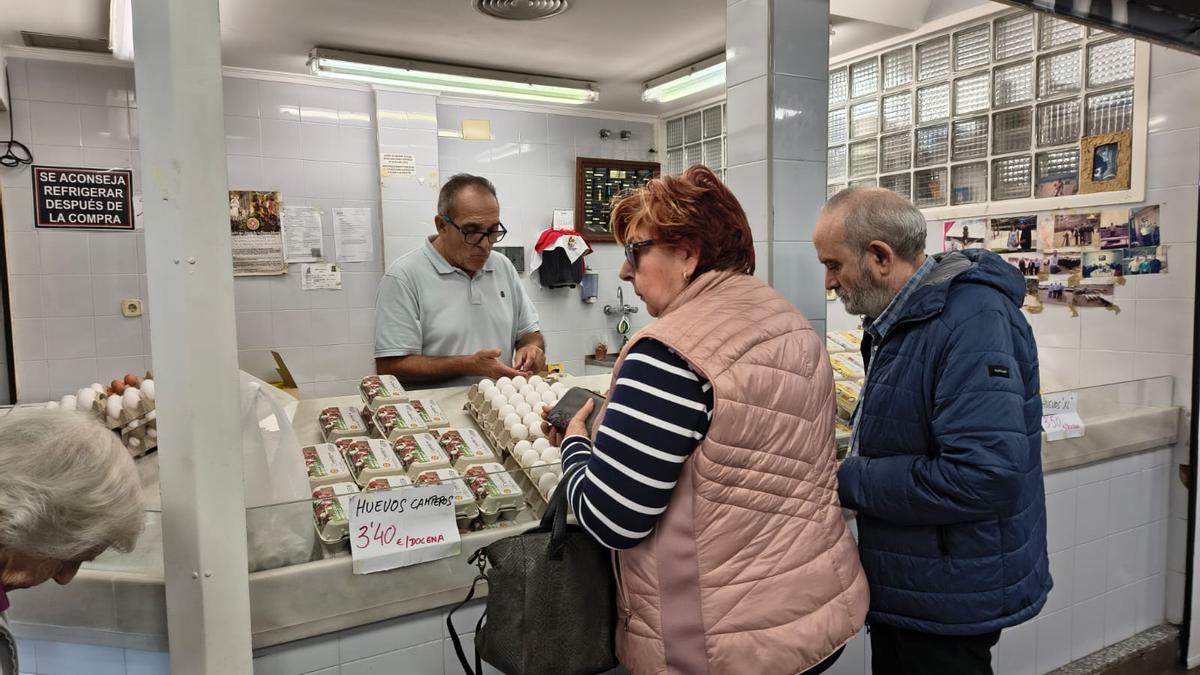Vicent Argent despacha a dos clientes, ayer en el Mercat de Xàtiva.
