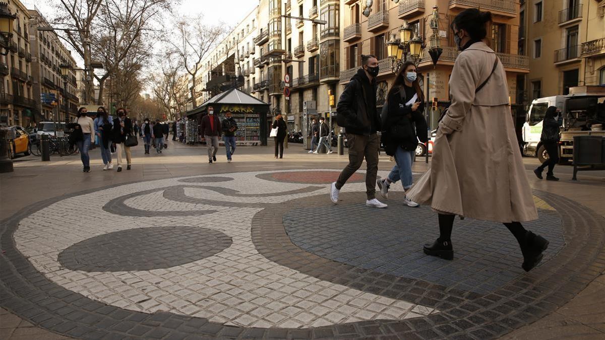 Ambiente en la Rambla, que languidece sin calendario aún para acometer su reforma.