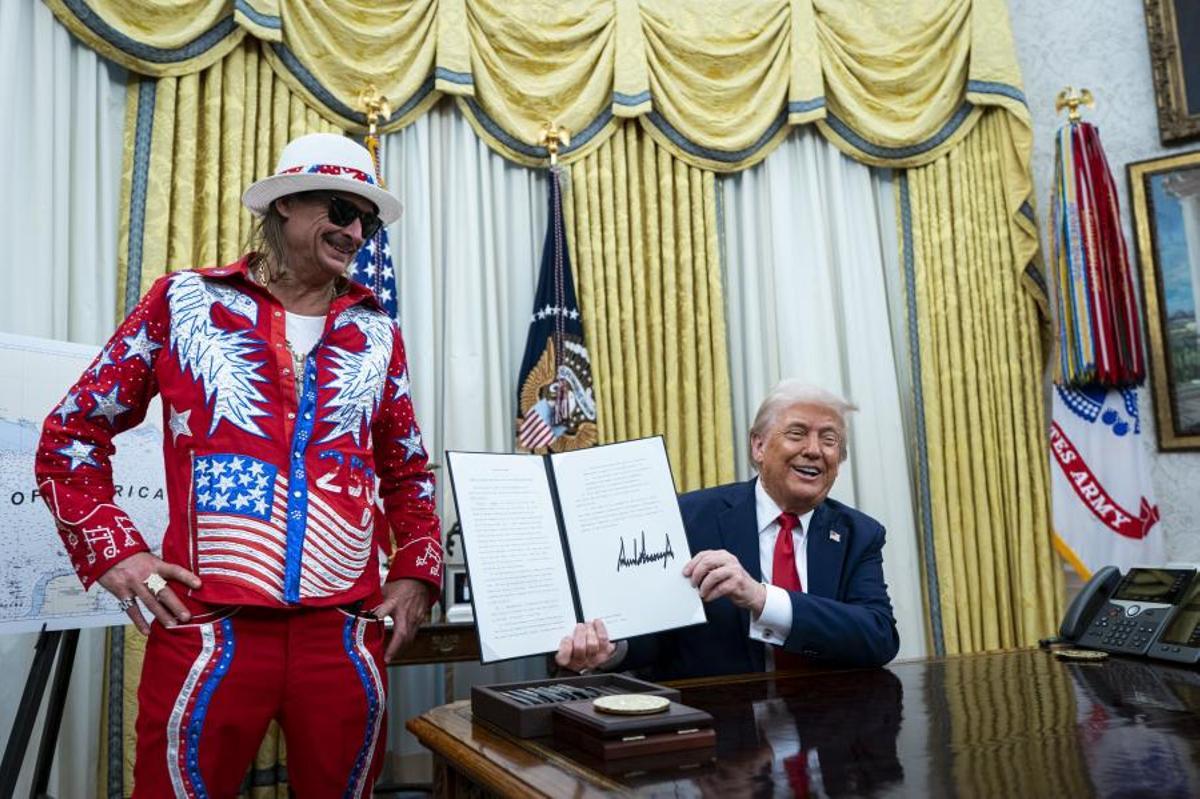 El cantante Kid Rock, junto al presidente estadounidense Donald Trump, en el despacho Oval de la Casa Blanca en Washington (EEUU).