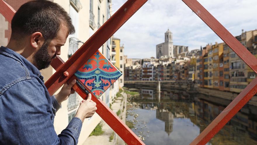 L’artista de les rajoles viatgeres n’escampa 24 pel Barri Vell de Girona