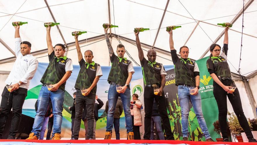 Wilkin Aquiles y Luis Méndez vencen en el Concurso de Escanciadores de Colunga