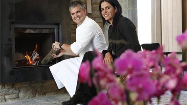 Nandu Jubany y Anna Orte en la renovada masía. Foto: Josep Garcia