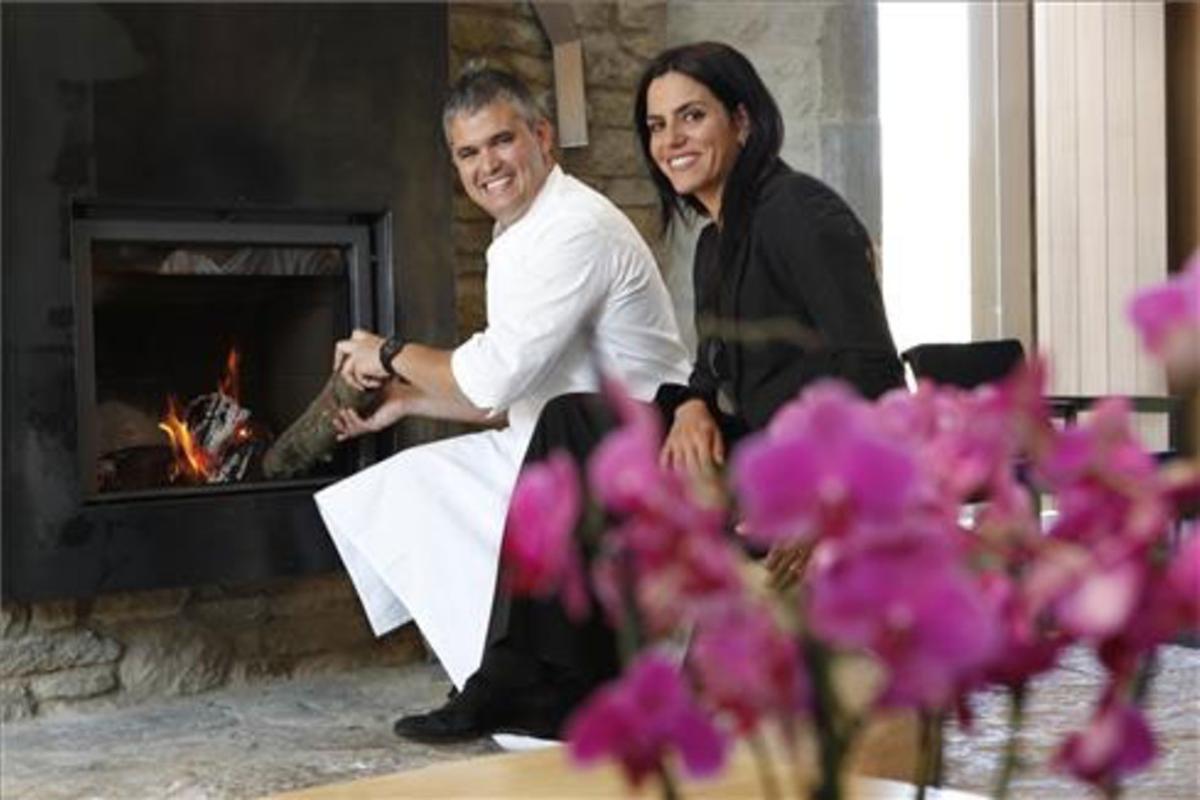 Nandu Jubany y Anna Orte en la renovada masía. FOTO: JOSEP GARCÍA