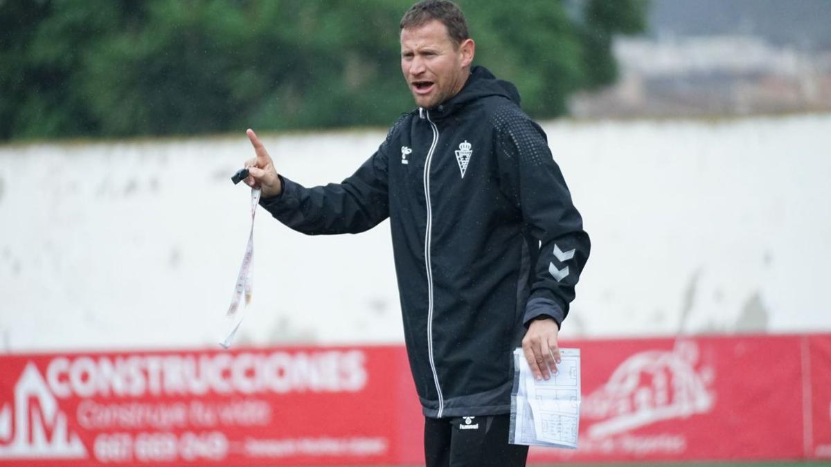 Mario Simón, entrenador del Real Murcia, que pretende al jugador del Córdoba CF Adrián Fuentes.