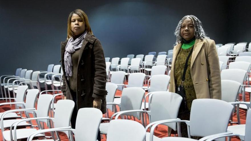 Rosaura Pérez, a la izquierda, y Carmen Cris De Aza, ayer en Oviedo.